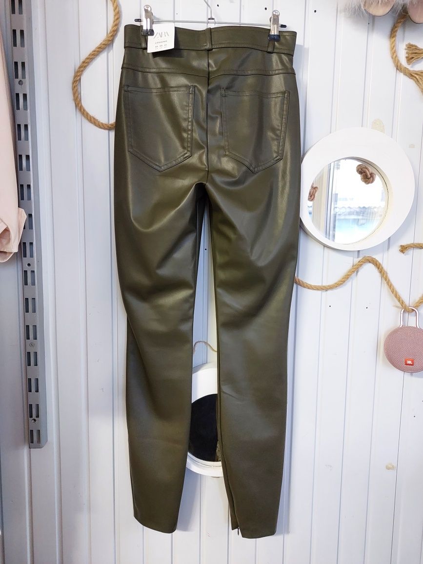 Новые штаны ZARA из эко - кожы. Утепленные, высокая посадка.
Сделано в