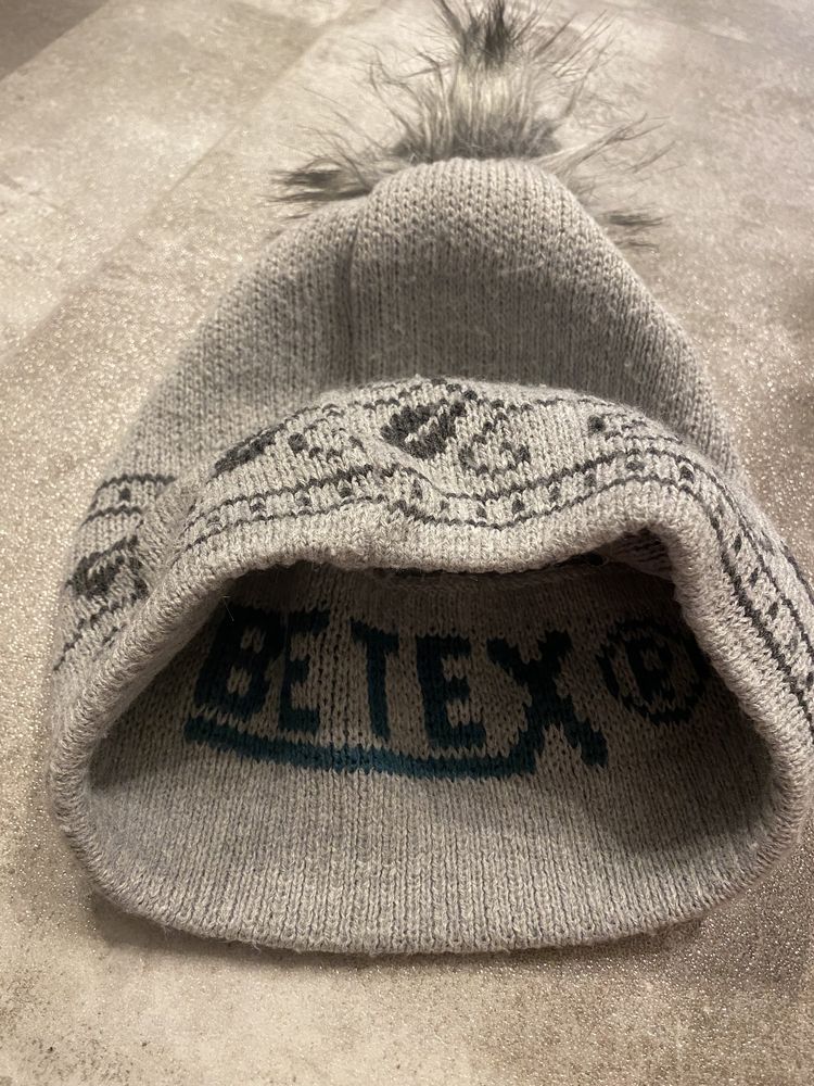 Akrylowa szara czapka z pomponem Betex
