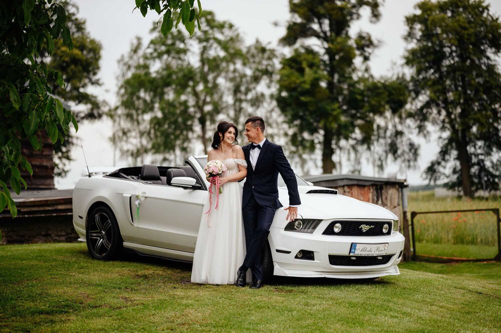 Auto samochód do ślubu limuzyna retro ford mustang cabrio mercedes