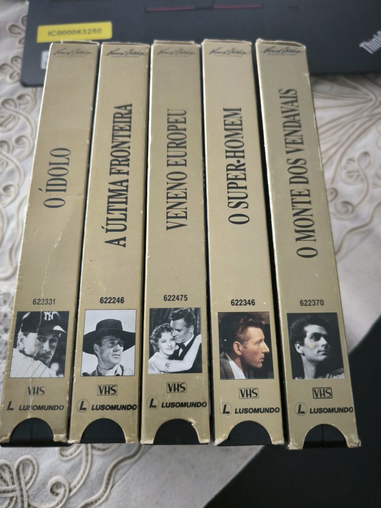 Vendo filmes em formato VHS de uma colecção do diário de notícias