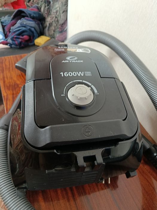 . Сильный пылесос, ZANUSSI 1800v.