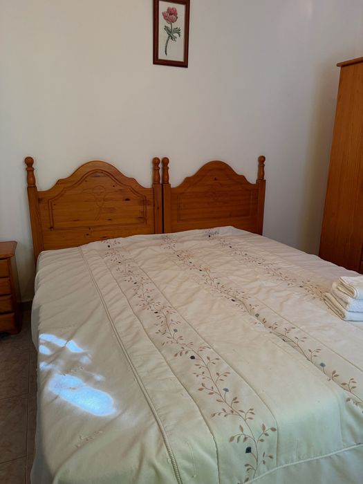 Dois camas individuais – em ótimo estado!