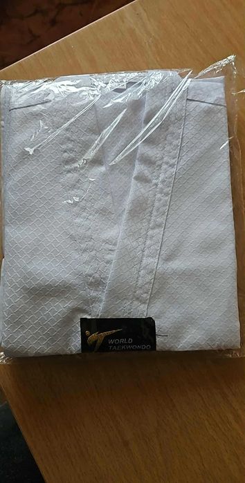 Kimono / dobok do taekwondo-komplet z logo organizacji World Taekwondo