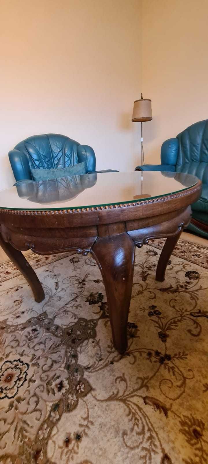 Okrągły stół drewniany z szybą