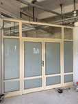 Ścianka działowa z profili aluminiowych z drzwiami