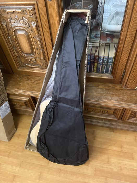 Комплект для гітари :струни , ремінь, каподастр, медіатори