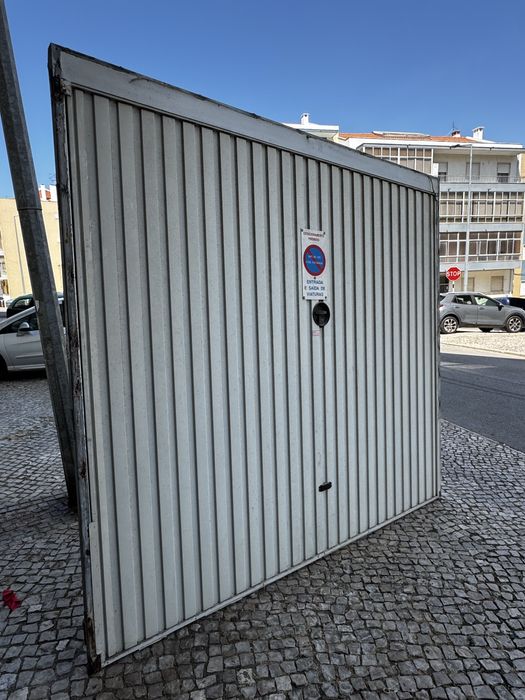 Portao de garagem muito bom estado