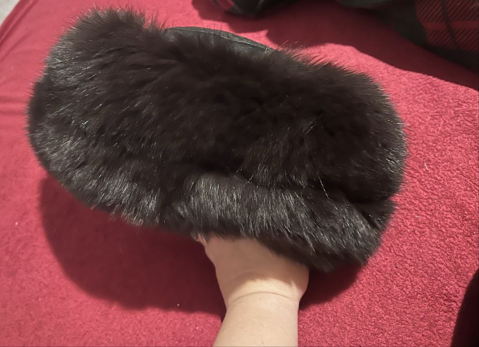 Czarna czapka z lisa