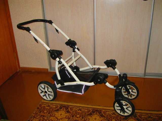 Детская коляска для близнецов.