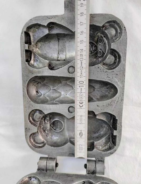 Горішниця радянська, форма для випічки ведмедиків і шишки