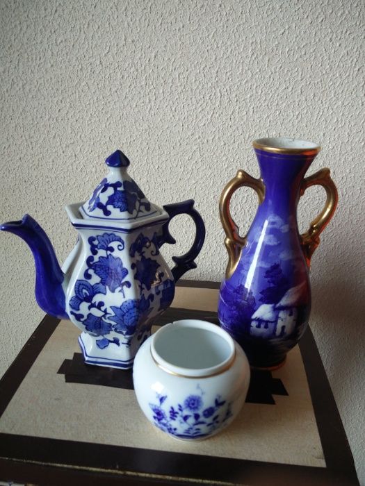 2 jarras de porcelana e um púcaro