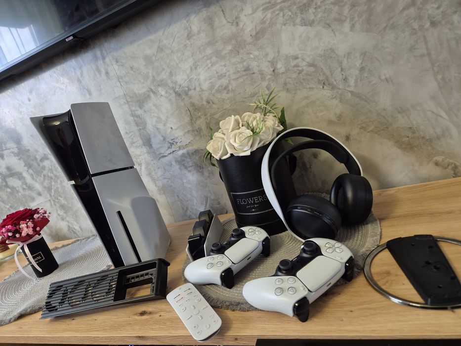 Ps5 slim z napędem plus dodatki czytać opis