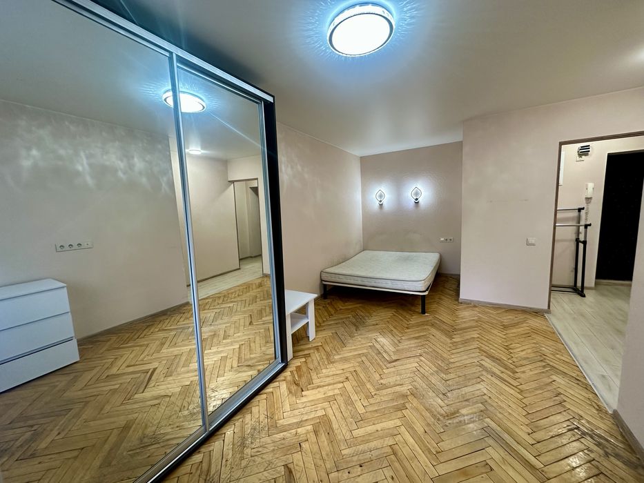 Продам 1 к кв в сталінці  Багговутівська Центр Світло не вимикають!