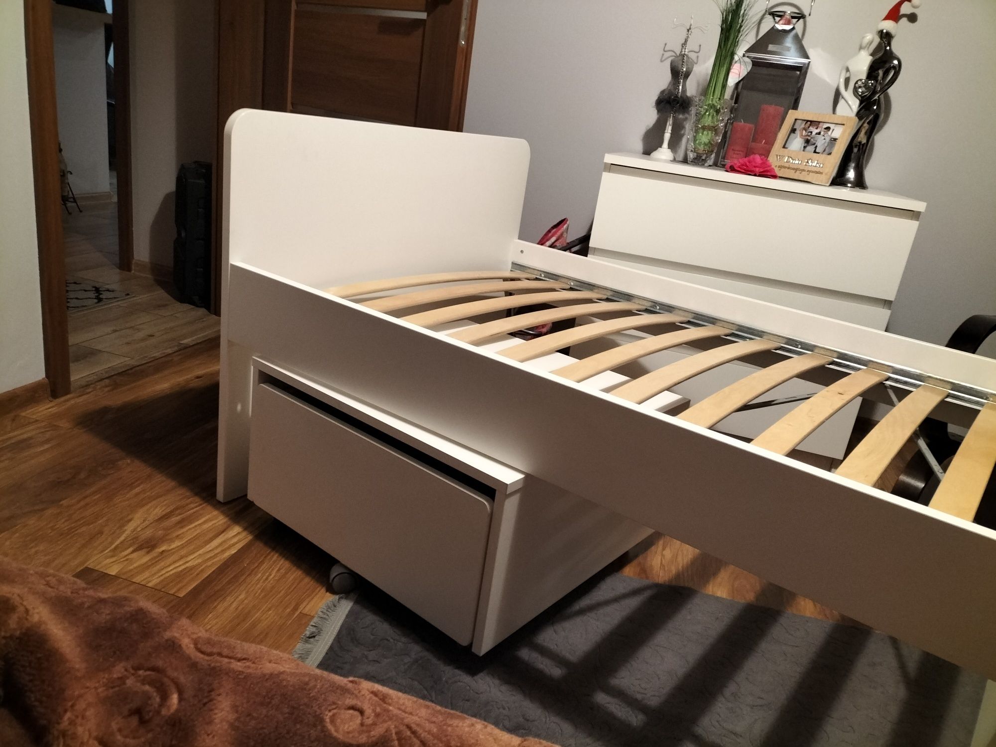 Łóżko Ikea släkt 200x90 i dwie szuflady na kółkach
