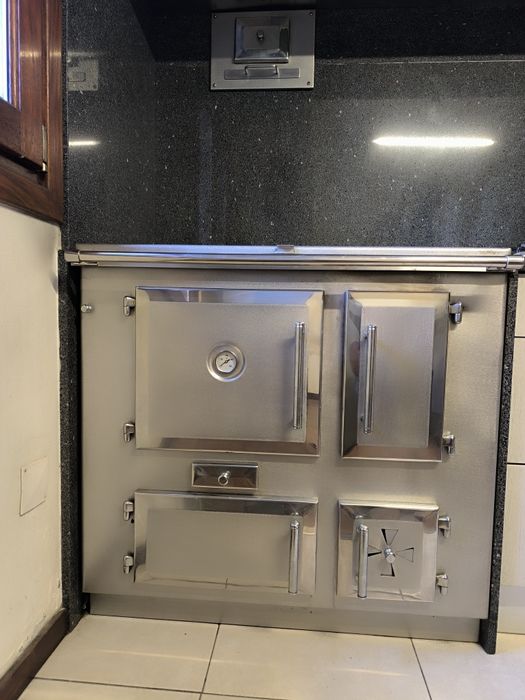 Fogão a lenha (dá para aquecimento).