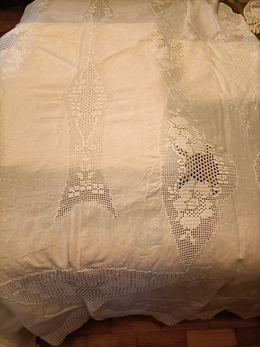 Feito á mão - Toalhas de mesa em renda e linho branco