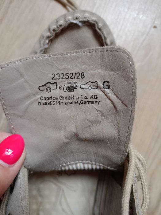 buty skóra naturalna  firmy Caprice rozm. 37,5
