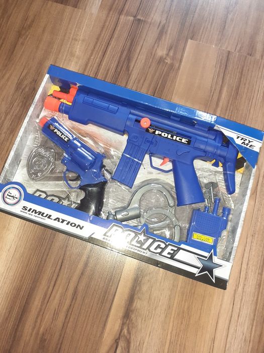 Zestaw policjanta pistolet karabin kajdanki