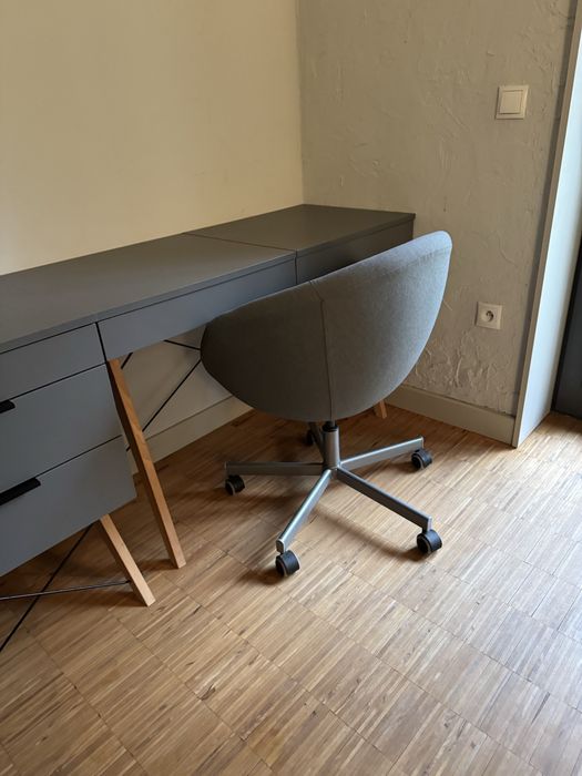 krzesło obrotowe ikea skruvsta szare do biurka biurowe