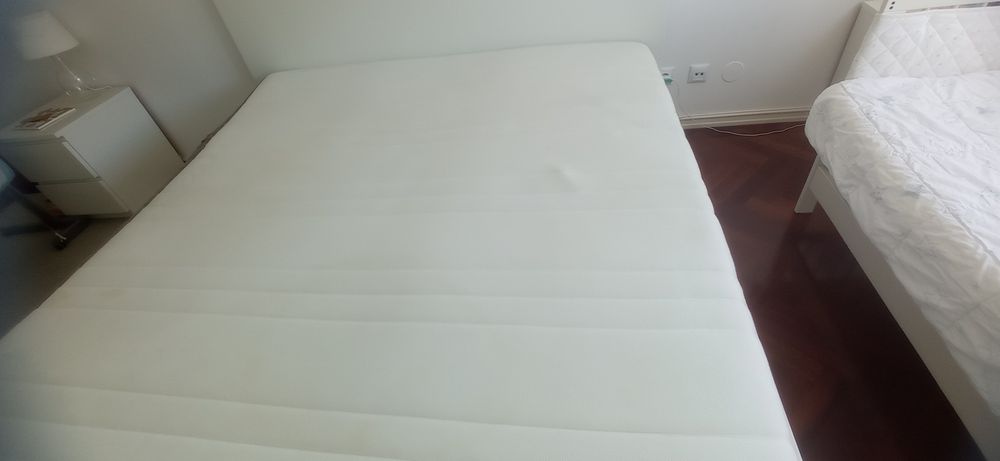 Cama Malm com gavetas de arrumação e colchão IKEA
