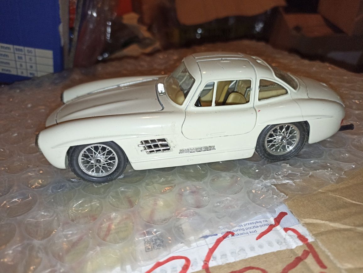 Model samochodu Mercedes Benz 300 SL Bburago 1;24