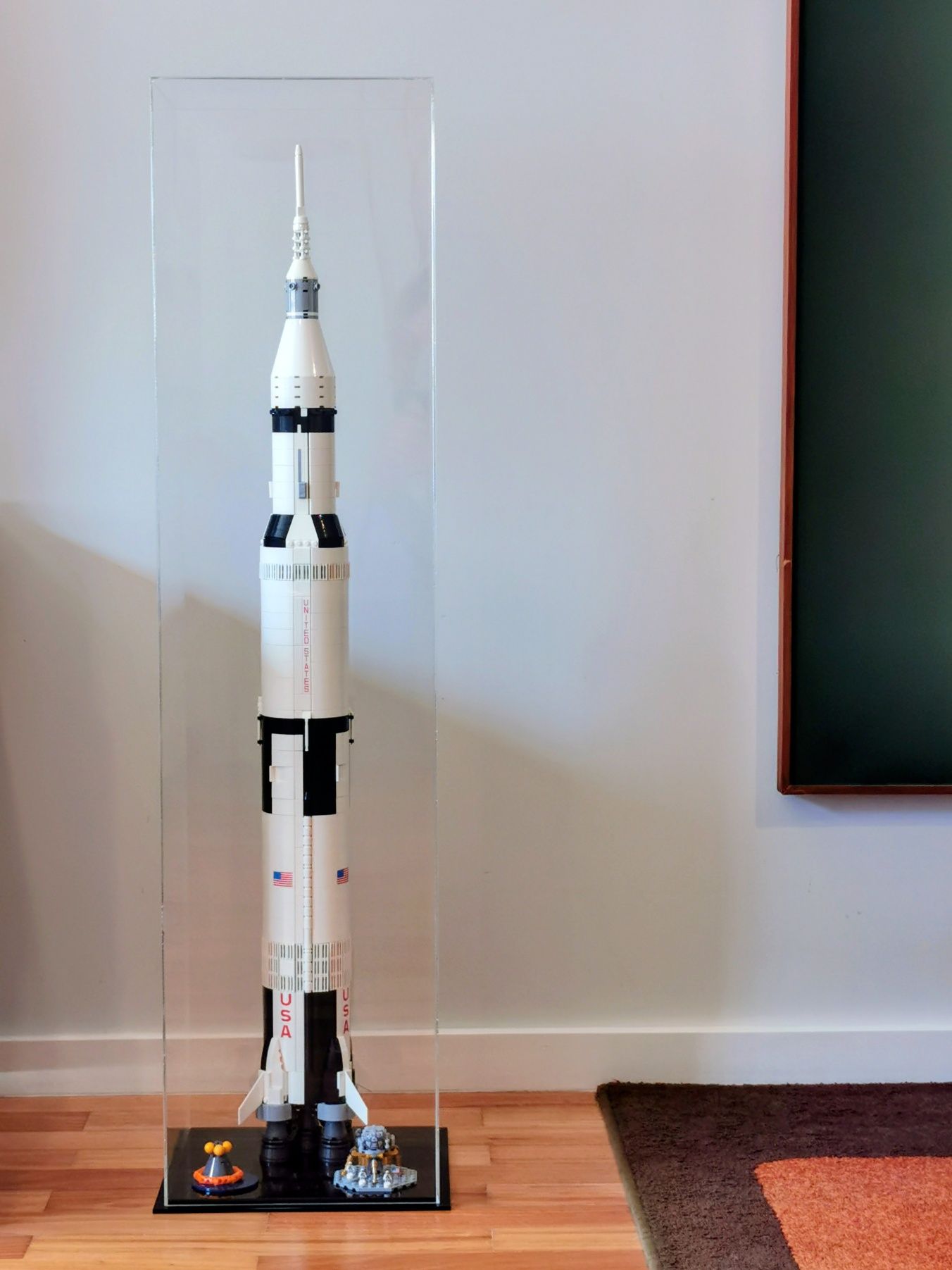 Lego Saturn V + Expositor Acrílico + Caixa e instruções originais