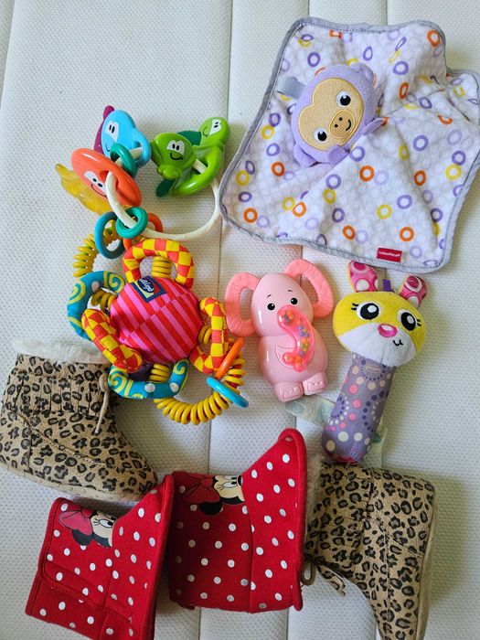 Buciki niechodki i zabawki