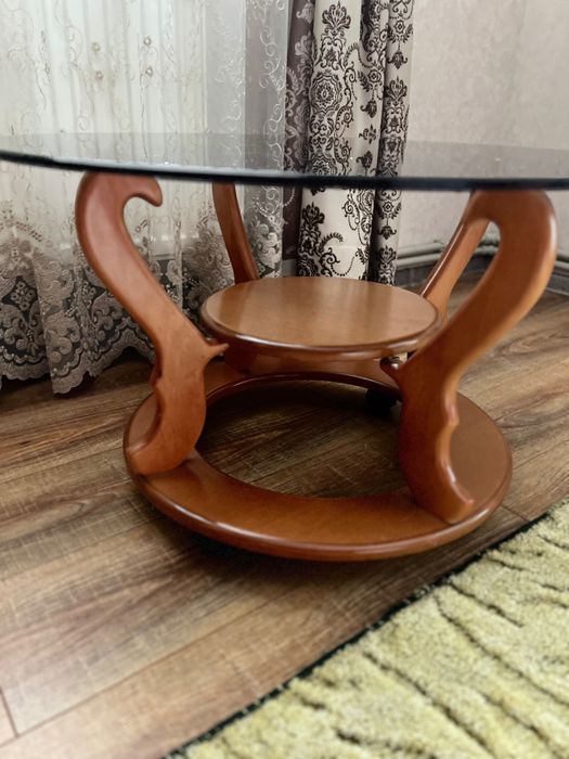 Журнальний кавовий столик натуральне дерево гартоване скло на колесах