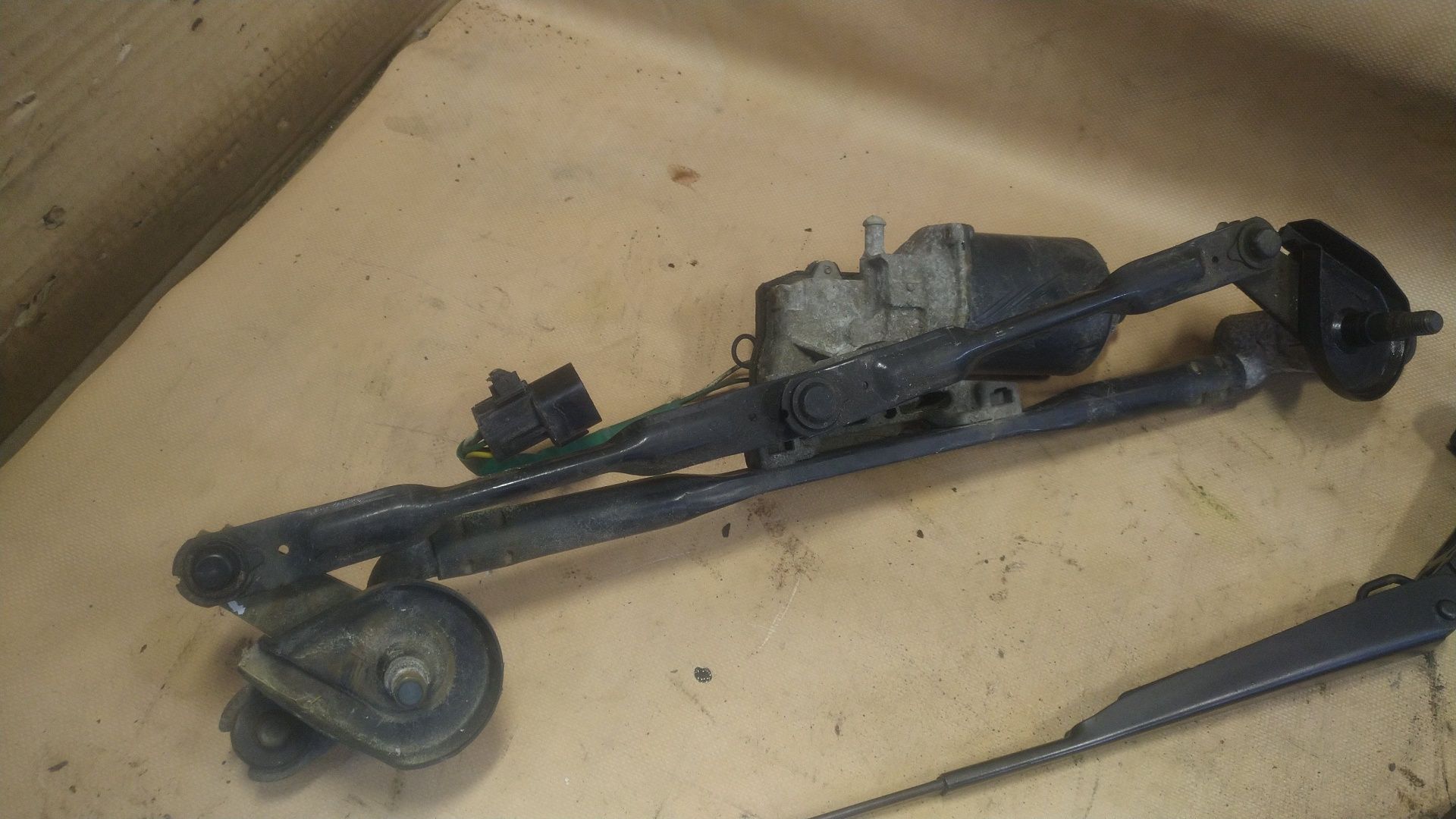 ) Hyundai i20 silniczek mechanizm wycieraczek ramiona EU