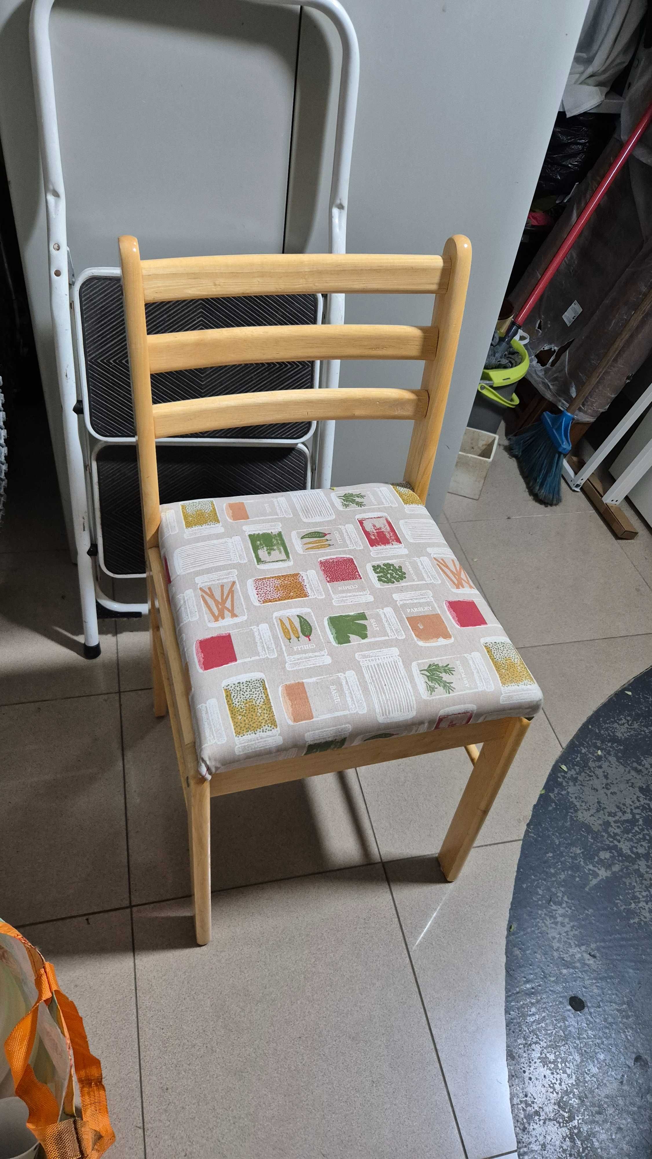 Mesa de cozinha e cadeiras de madeira com assentos estofados