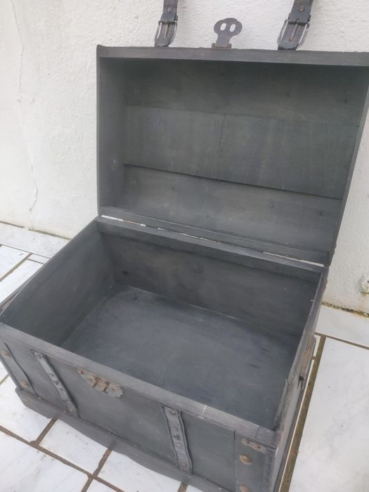 Baú cinza escuro vintage