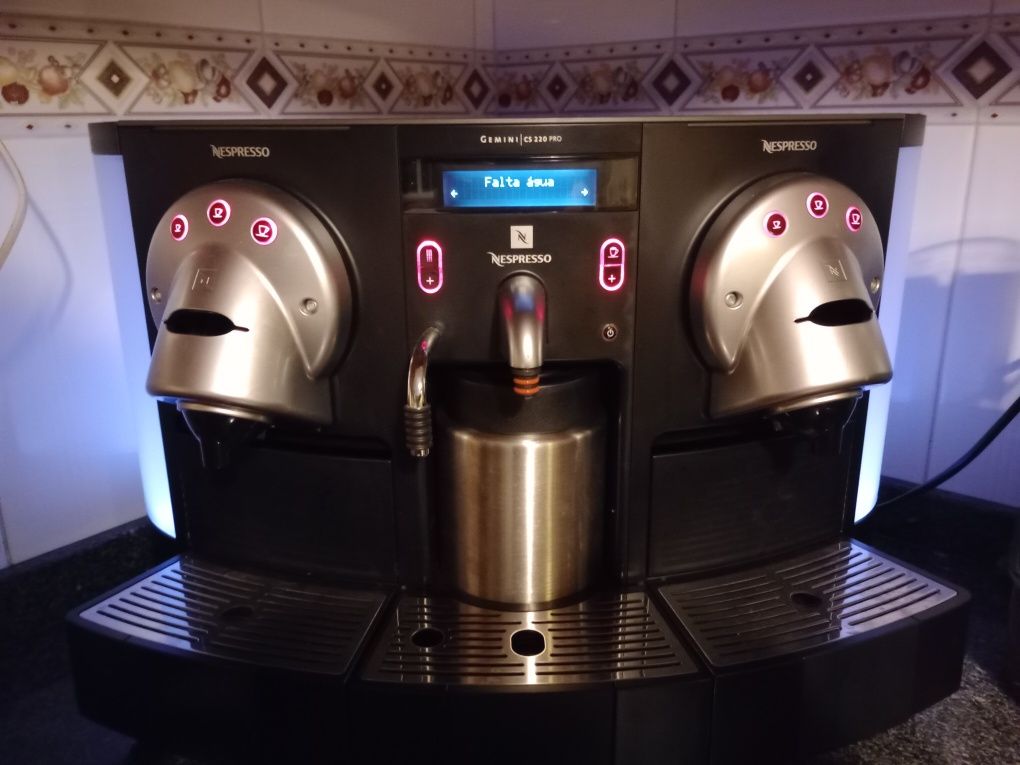 Máquina Nespresso empresa como nova poucinho  uso