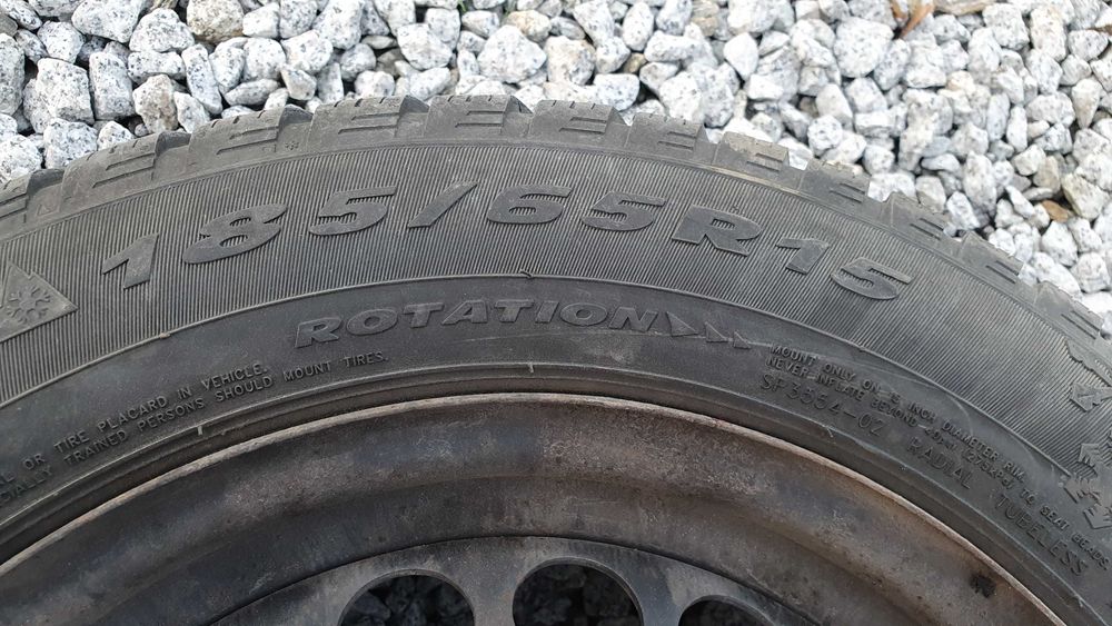 Opony zimowe GT 185/65 R 15 na stalowych felgach Mercedes 4 sztuki.