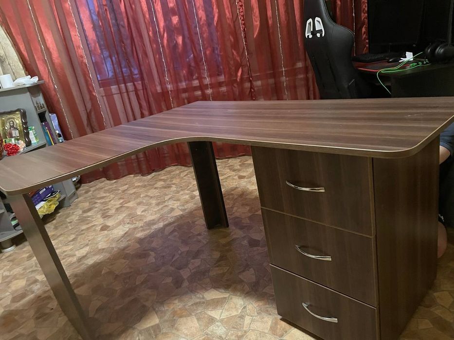 Комп'ютерний стіл