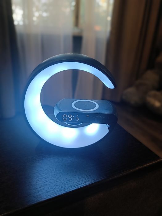 Блютуз колонку с беспроводной зарядкой с подсветкой и часами