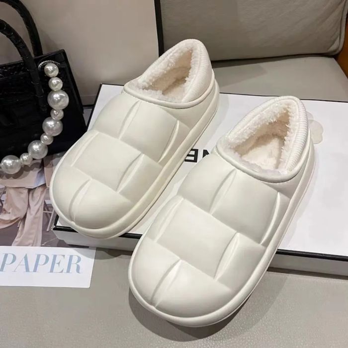 Галоши, калоши, дутики, угги, тапки для дома на высокой подошве.