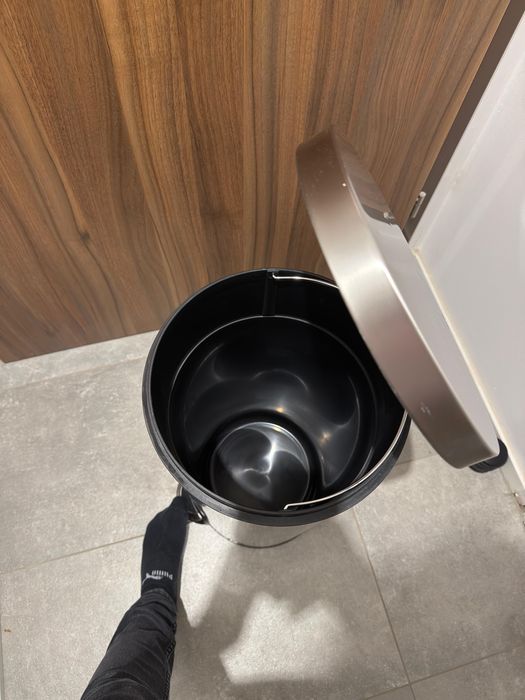 Kosz na smieci stojacy srebrny