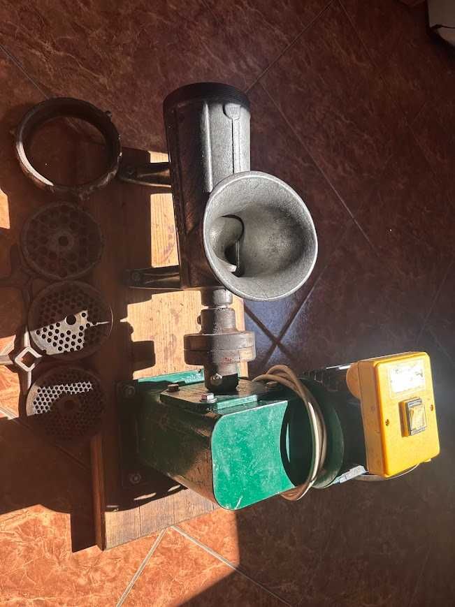 Maszynka masarska z silnikiem elektrycznym – sprawna, gotowa do pracy