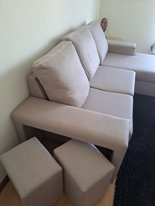 Sofá com chaise longue reversível,  e dois puffs