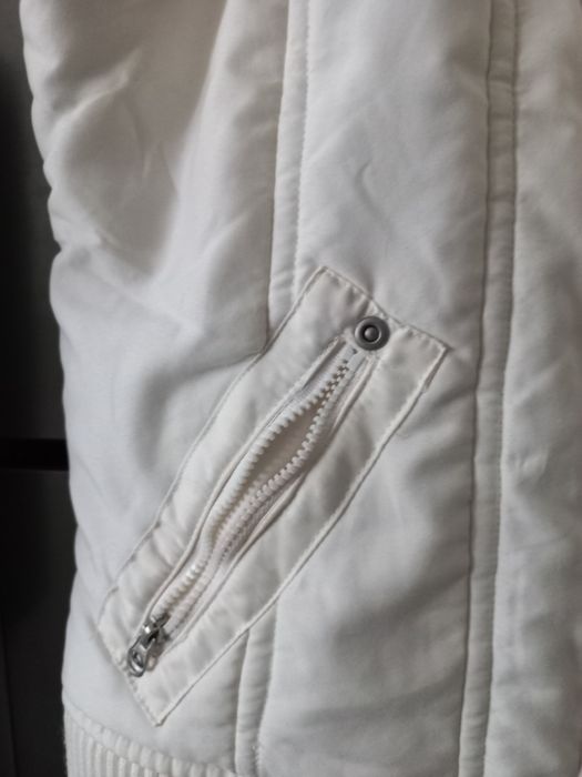 Casaco branco sem mangas e gola em malha