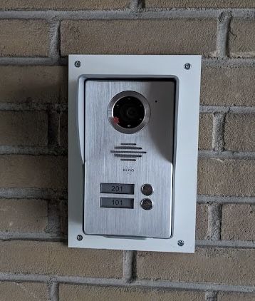 ELRO DV477W2 — проводной видеодомофон для двух квартир