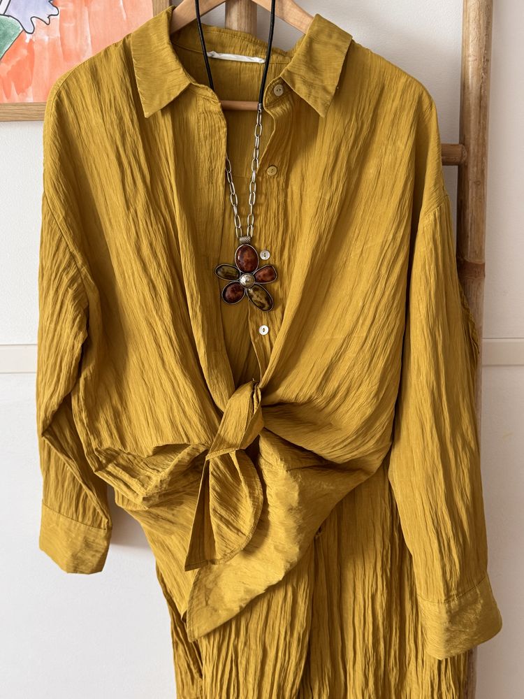 Conjunto blusa e calsas acetinadas cor mostarda
