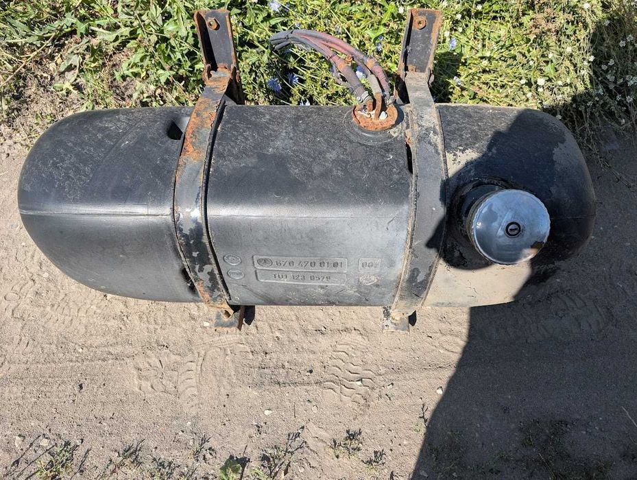 Zbiornik paliwa 125l plastikowy z uchwytami Mercedes Man Renault smok