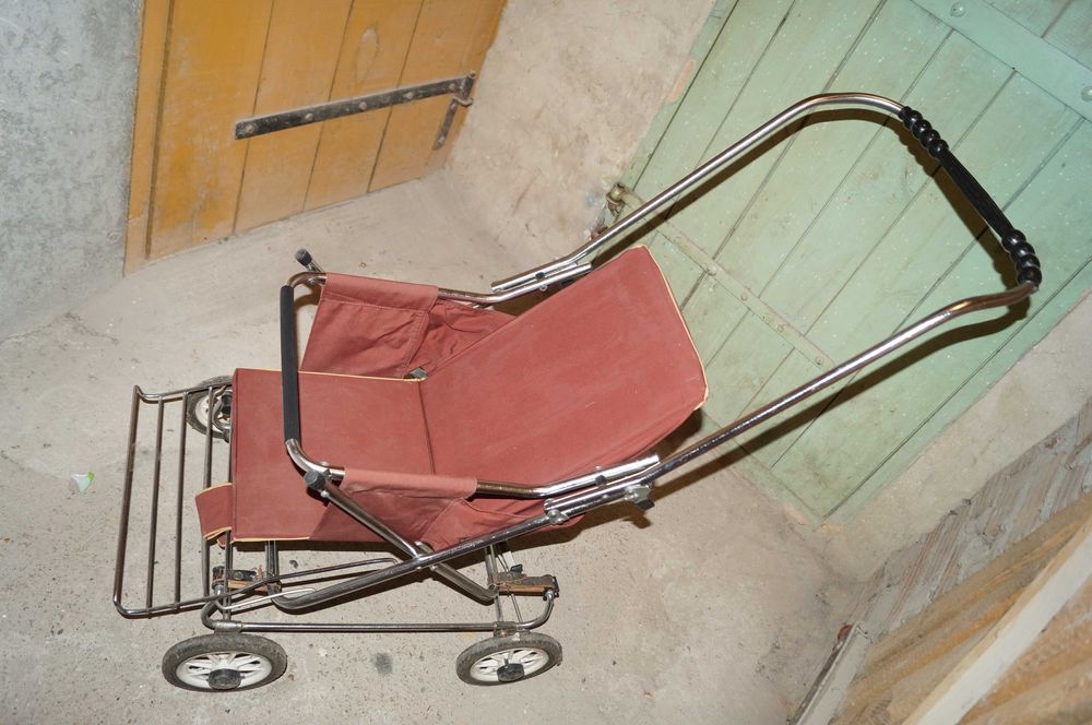 Wózek dziecięcy lata 80 na resorach.