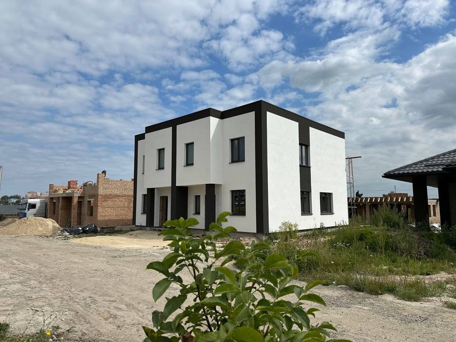 Продам сучасний двоян в м. Рівне. 1 лінія масиву Макарова.