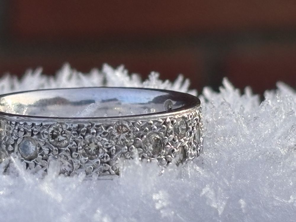 Piekny ciezki pierścionek  18 karat 750 białe złoto 0.33ct diamenty