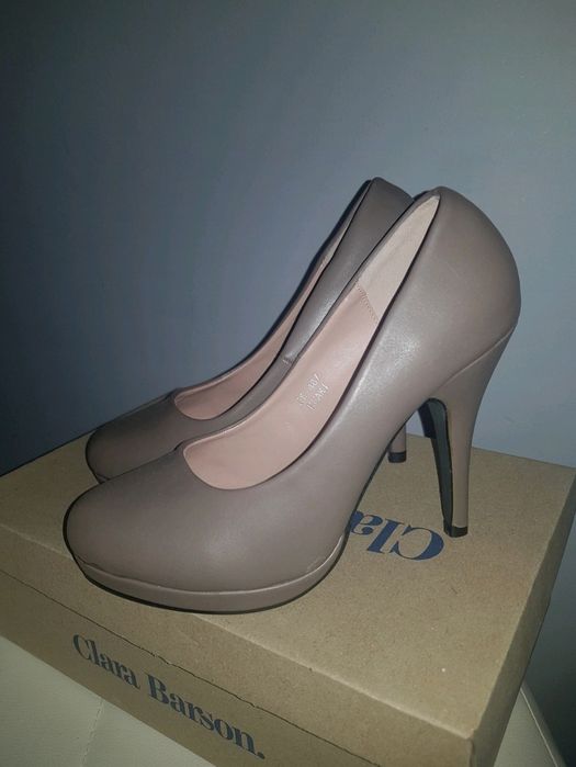 Brązowe szpilki na platformie