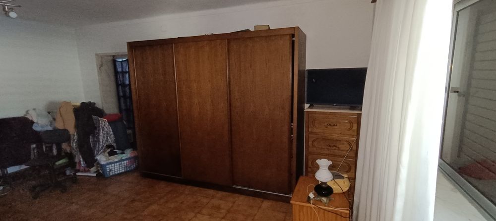 Guarda fatos de madeira feito recente tem divisões dentro