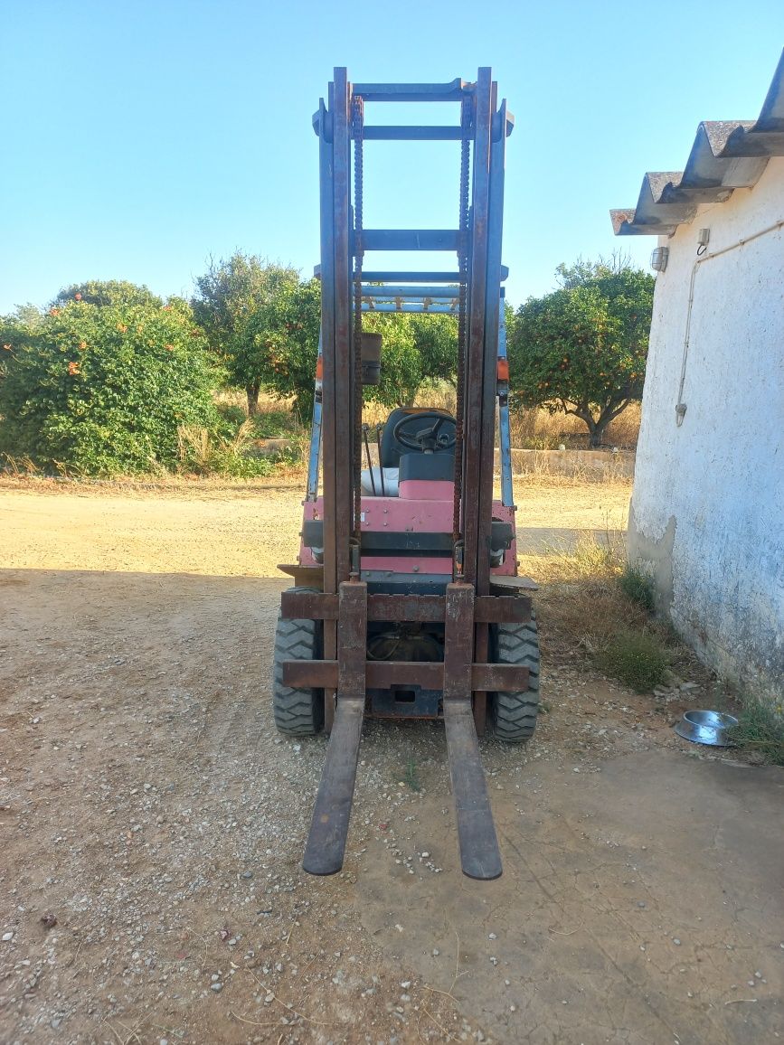 Empilhador Nissan 2500kg Diesel