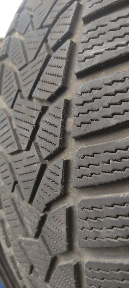 Opony zimowe z 2021r 215/65/16 Uniroyal 8N